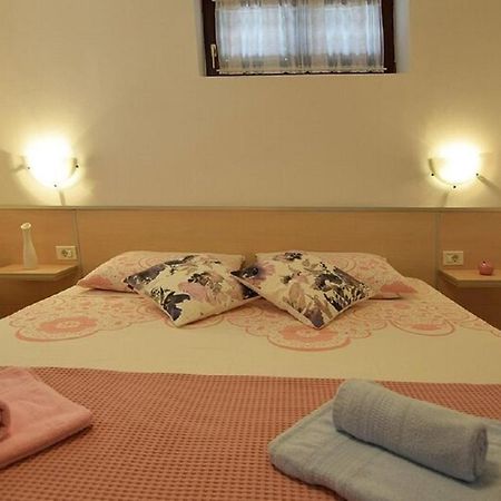 Apartmani Sole Pjescana Uvala Exterior photo