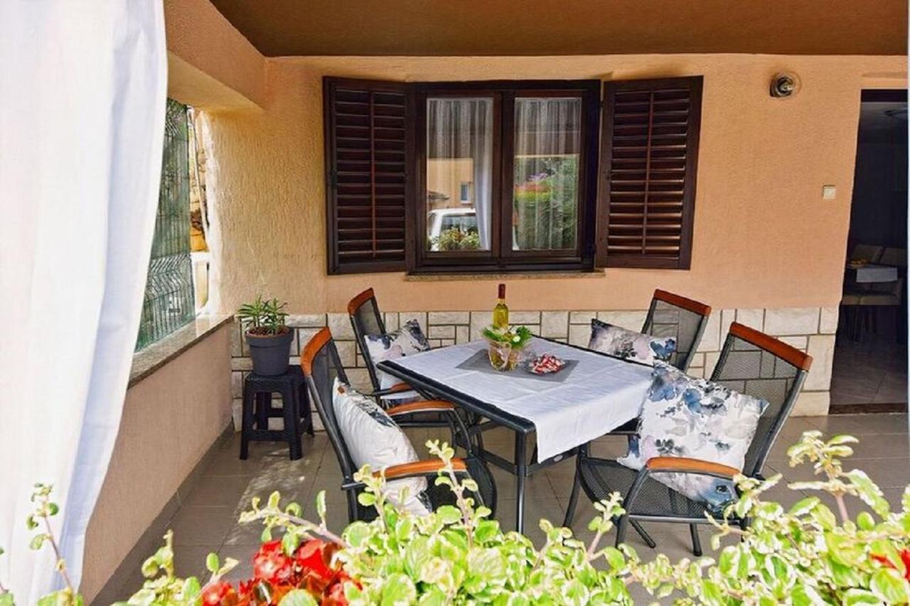 Apartmani Sole Pjescana Uvala Exterior photo